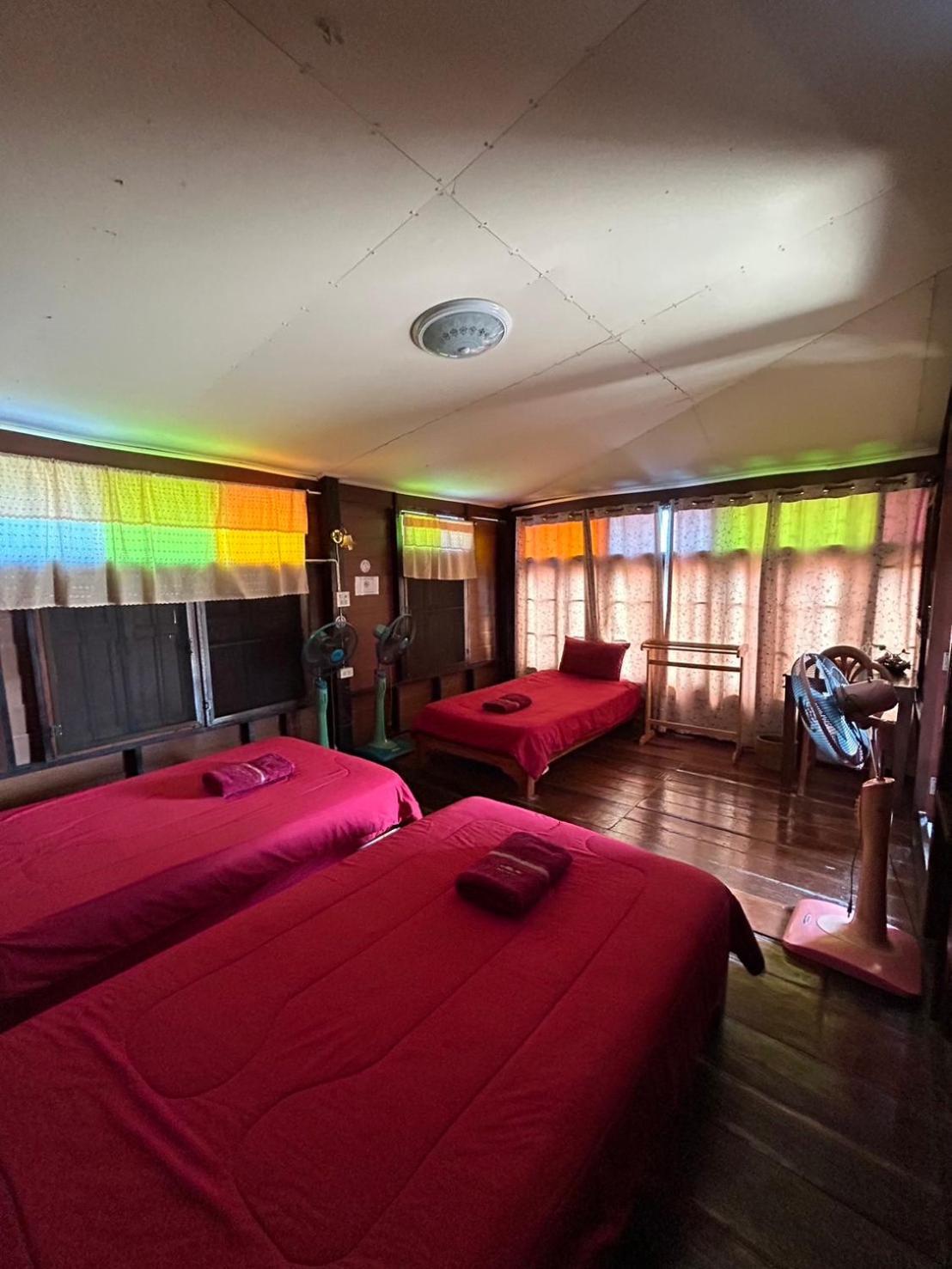 Baan Are Gong Riverside Homestay Аюттхая Екстер'єр фото