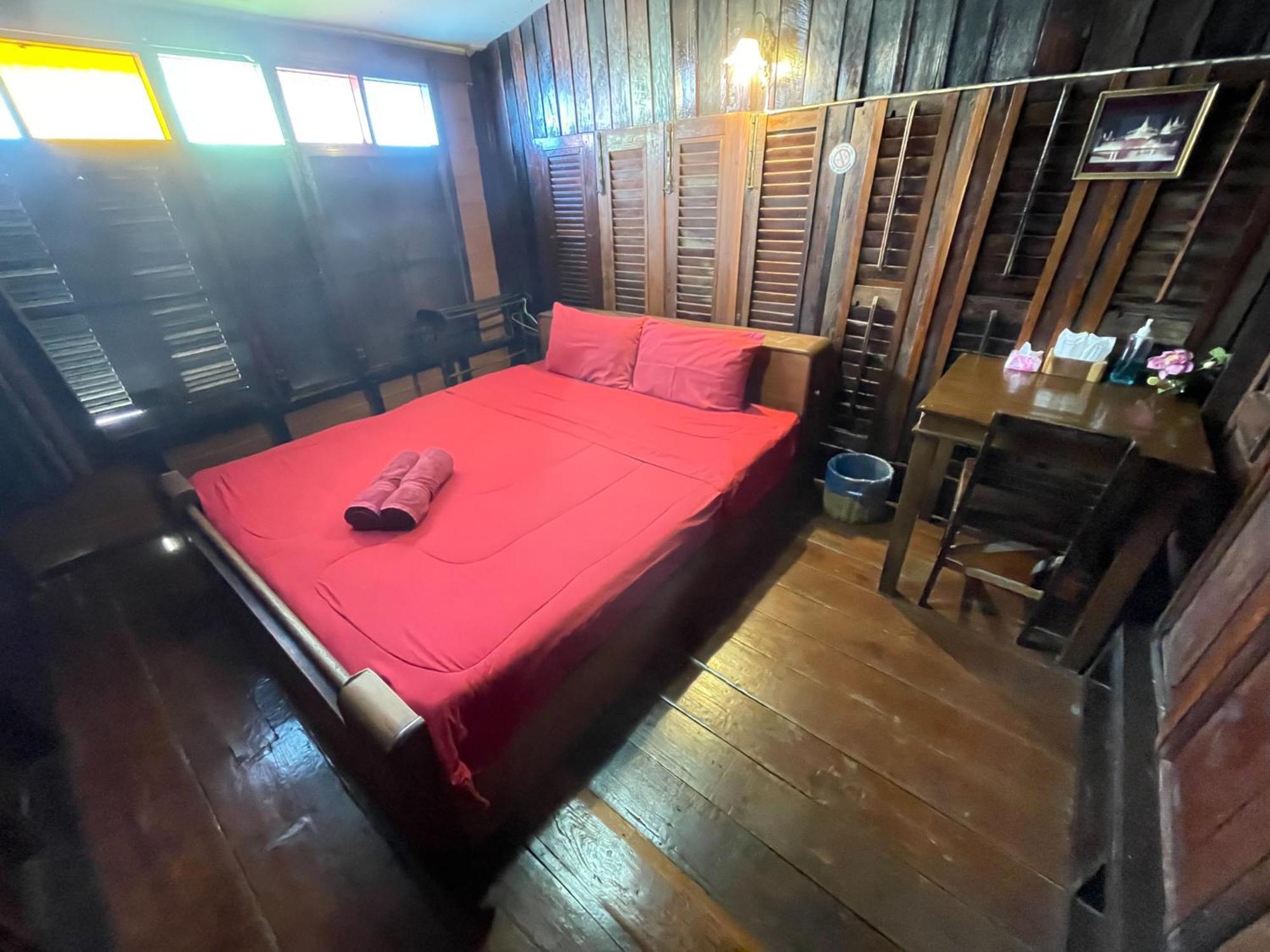 Baan Are Gong Riverside Homestay Аюттхая Екстер'єр фото